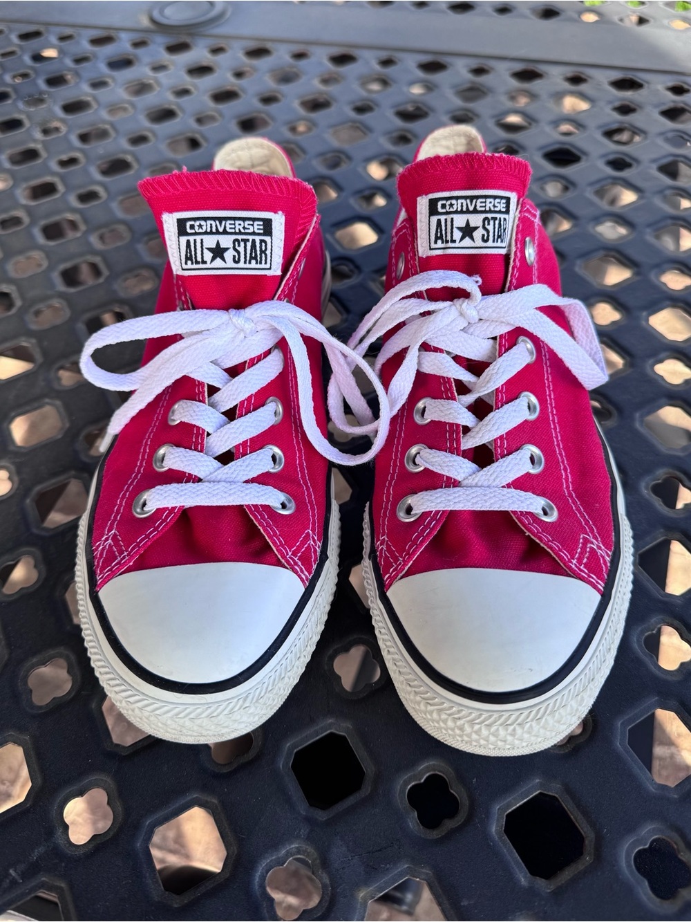 Converse All Star Low Top Sneakers in Red. Men’s 8/Women’s 10
